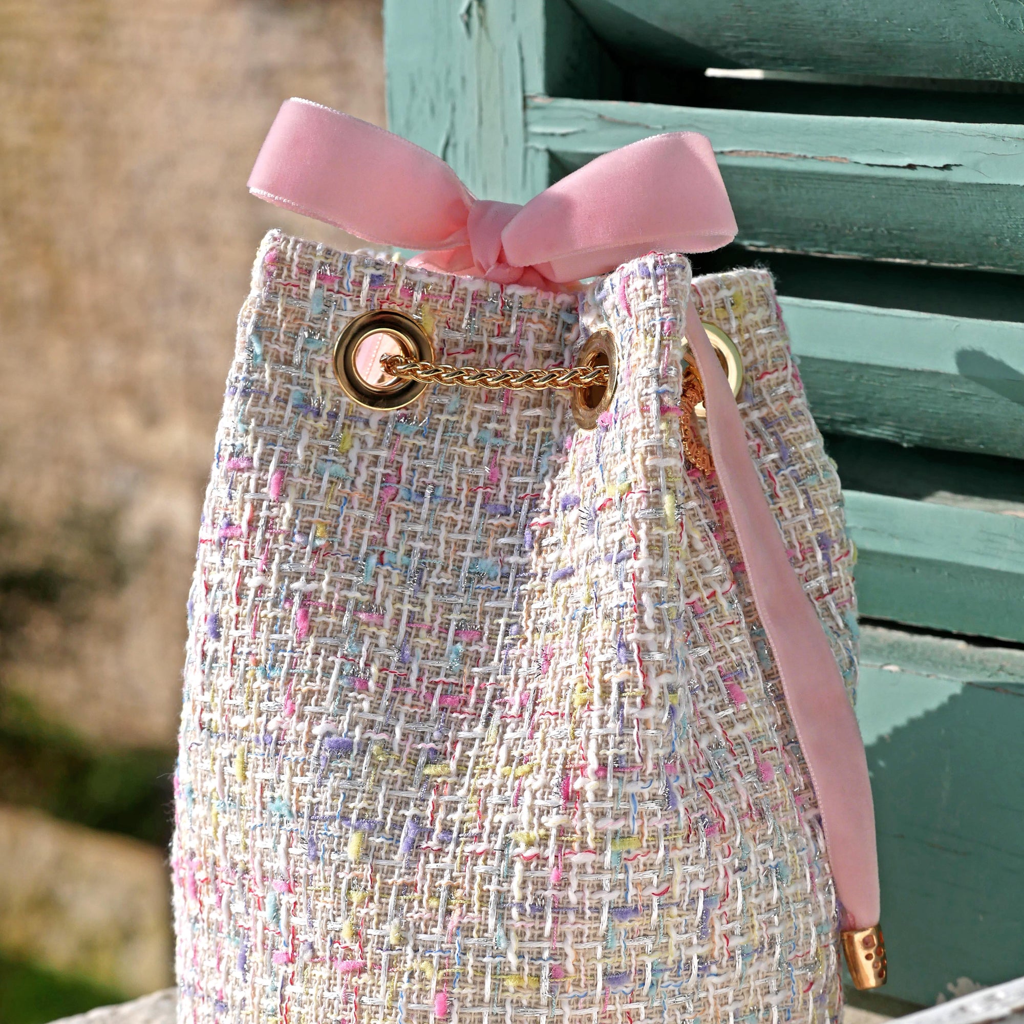 Marigance Sacs bourse. Des modèles conçus et fabriqués en France à partir de tissage de haute couture. Retrouvez des couleurs douces et printanières pour des sacs élégants, parfait pour la vie de tous les jours ou pour accessoiriser vos tenues de mariage.